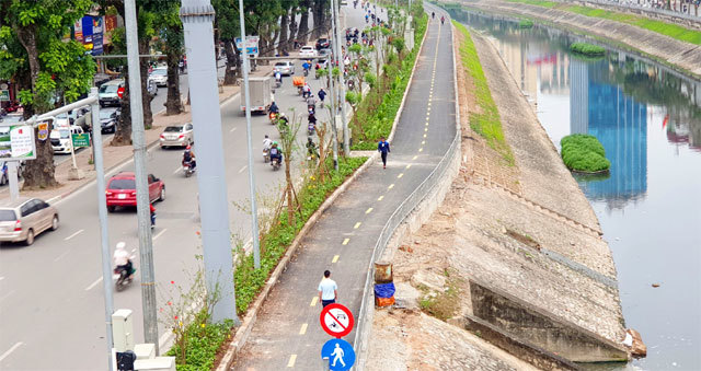 Lắp rào chắn xe máy trên đường đi bộ ven sông Tô Lịch - Ảnh 9