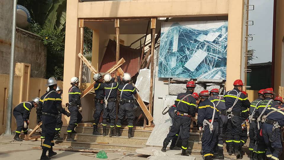 Công trình xây dựng “sập” sàn bê tông, 11 người mắc kẹt được cảnh sát cứu thoát - Ảnh 6