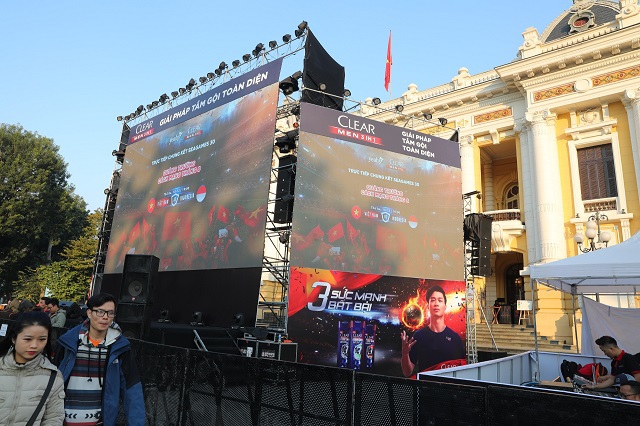Hà Nội: Lắp đặt 3 màn hình khủng trước Nhà hát Lớn phục vụ khán giả xem chung kết bóng đá nam Sea Games 30 - Ảnh 4
