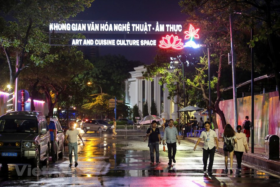 Người dân Thủ đô đội mưa dự khai mạc phố đi bộ Trịnh Công Sơn - Ảnh 2