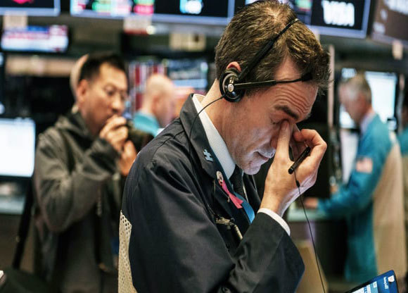 Dow Jones tiếp tục "bốc hơi" 350 điểm, chứng khoán Mỹ có tuần giao dịch thảm hại nhất từ khủng hoảng 2008 - Ảnh 1