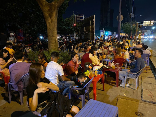 TP Hồ Chí Minh: Người dân xuống đường đón năm mới Canh Tý 2020 - Ảnh 5