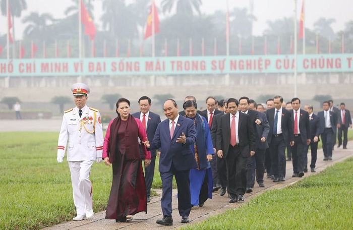 Đại biểu Quốc hội đặt vòng hoa viếng Chủ tịch Hồ Chí Minh - Ảnh 2