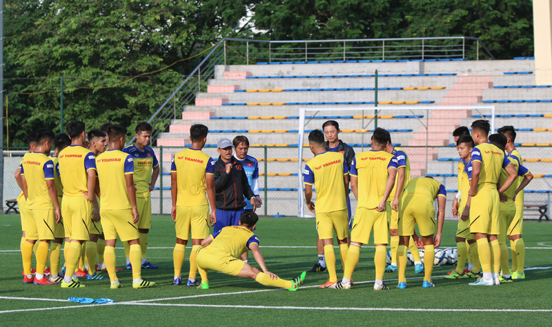 [Ảnh] HLV Park Hang-seo đội nắng chỉ đạo học trò vượt khó với sân cỏ nhân tạo - Ảnh 1