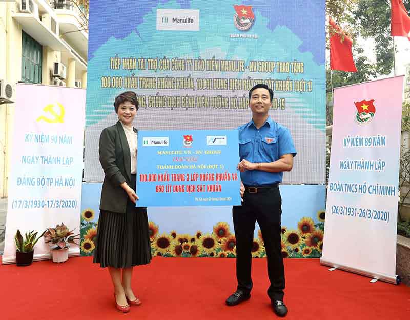 Manulife Việt Nam tặng Thành đoàn Hà Nội 100.000 khẩu trang, 650 lít dung dịch sát khuẩn - Ảnh 1