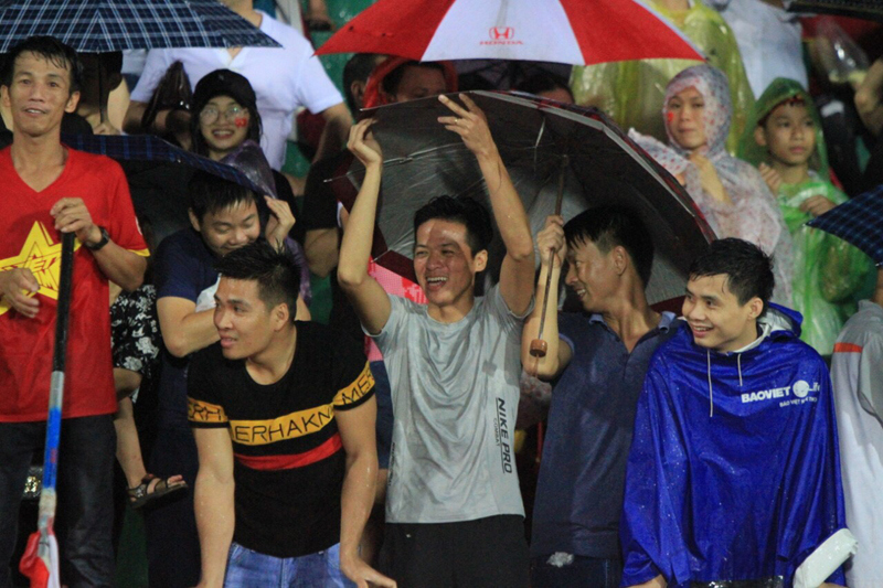 [Ảnh] CĐV đội mưa cổ vũ nhiệt tình cho các cầu thủ U23 Việt Nam - Ảnh 5