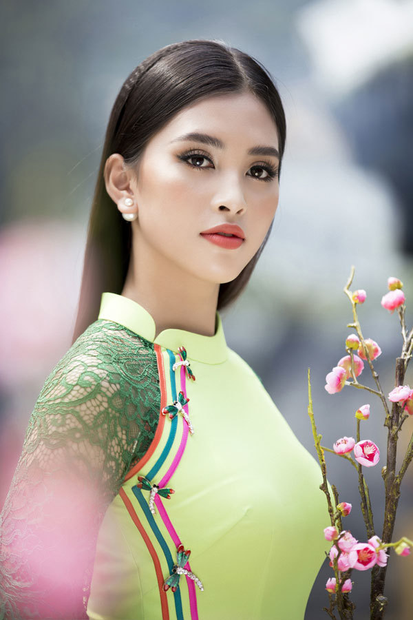 Hoa hậu Tiểu Vy duyên dáng khoe nét xuân thì tuổi 18 - Ảnh 12