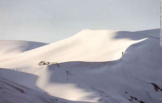 Chùm ảnh tuyết phủ trắng sa mạc nóng nhất thế giới - Ảnh 2