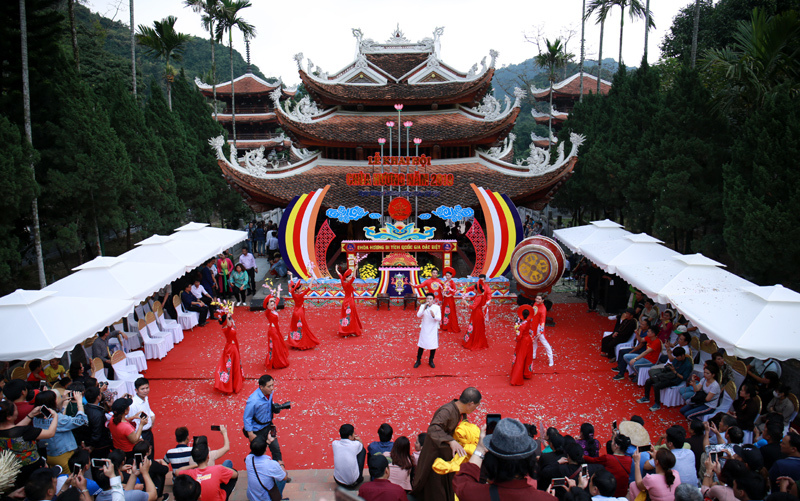 Hàng vạn du khách đổ về chùa Hương ngày khai hội - Ảnh 7