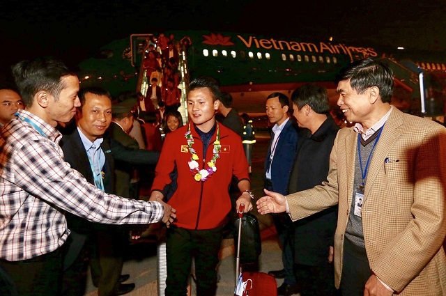 [Ảnh] Các cầu thủ U22 Việt Nam đã về đến Hà Nội, hàng nghìn cổ động viên chào đón - Ảnh 3