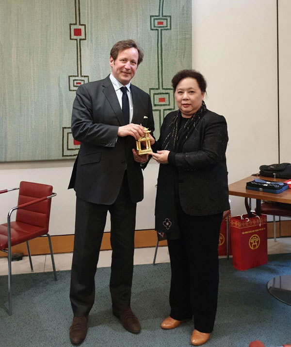 Chủ tịch HĐND TP Nguyễn Thị Bích Ngọc và đoàn đại biểu Hà Nội thăm, làm việc tại London - Ảnh 1
