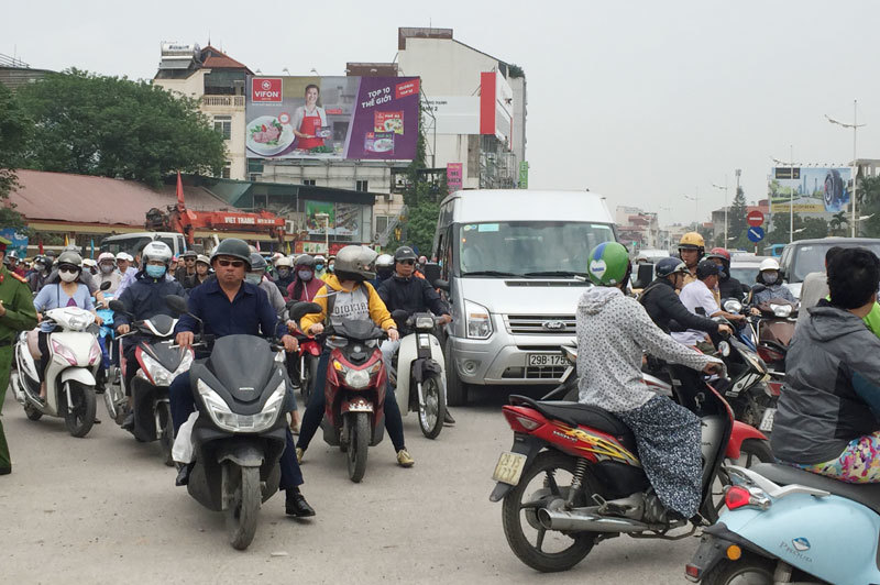 Hà Nội: Ùn tắc giao thông trên đường Nghi Tàm trong ngày làm việc cuối tuần - Ảnh 7