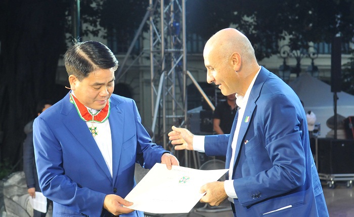 Chủ tịch UBND TP Hà Nội Nguyễn Đức Chung nhận Huân chương Công trạng do Tổng thống Italia trao tặng - Ảnh 2