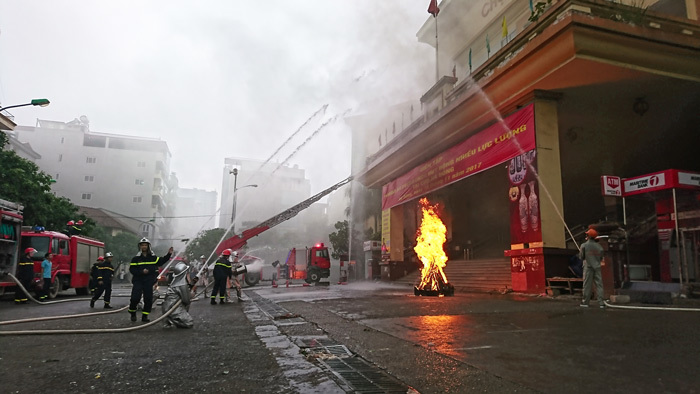 Hà Nội: Cứu 5 người mắc kẹt trong vụ cháy chợ Hà Đông - Ảnh 6
