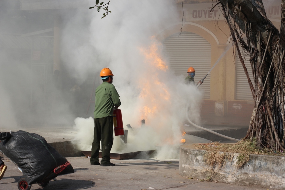 “Cháy” chợ Nành ở Ninh Hiệp, lính cứu hỏa giải cứu nhiều người mắc kẹt - Ảnh 7