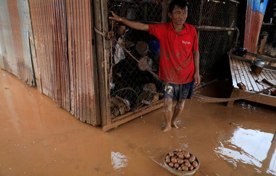 Hình ảnh Atteapeu ngập trong bùn đỏ sau vụ vỡ đập thủy điện tại Lào - Ảnh 10