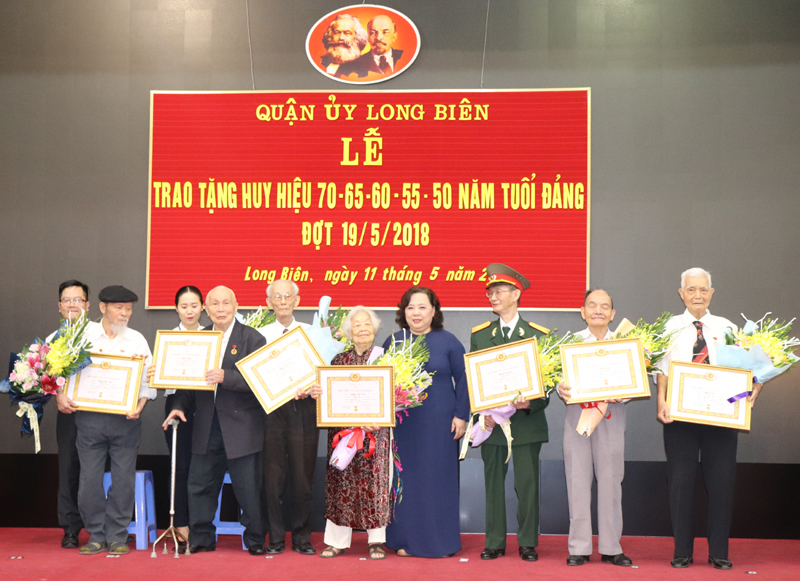 Phó Bí thư Thành ủy Nguyễn Thị Bích Ngọc trao Huy hiệu Đảng tại quận Long Biên - Ảnh 2