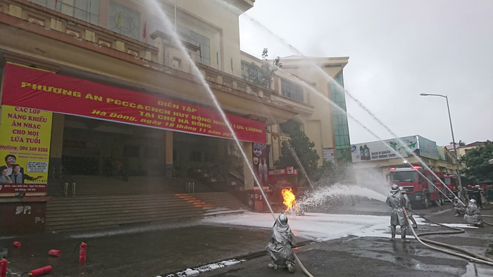 Hà Nội: Cứu 5 người mắc kẹt trong vụ cháy chợ Hà Đông - Ảnh 9