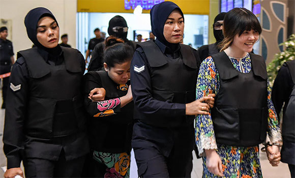 Được trả tự do, nghi phạm người Indonesia ôm chầm Đoàn Thị Hương - Ảnh 1