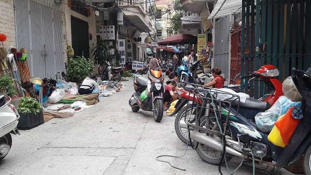 Phường Khương Trung, quận Thanh Xuân: Người dân ngộp thở vì chợ "cóc" - Ảnh 4