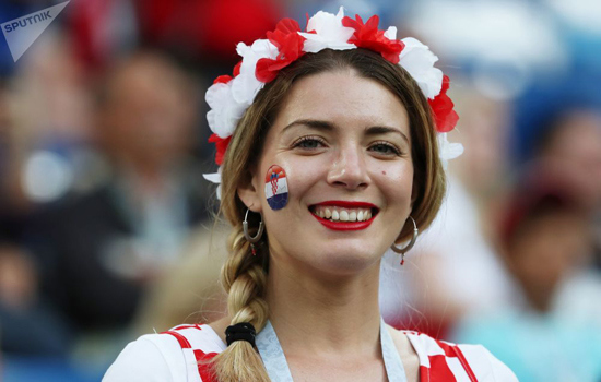 Ngắm "màu cờ, sắc áo" được vẽ trên mặt những nữ CĐV xinh đẹp tại World Cup 2018 - Ảnh 1