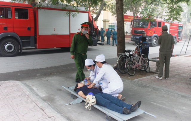 Nỗ lực cứu người trong vụ cháy giả định tại trụ sở phường Hạ Đình - Ảnh 2