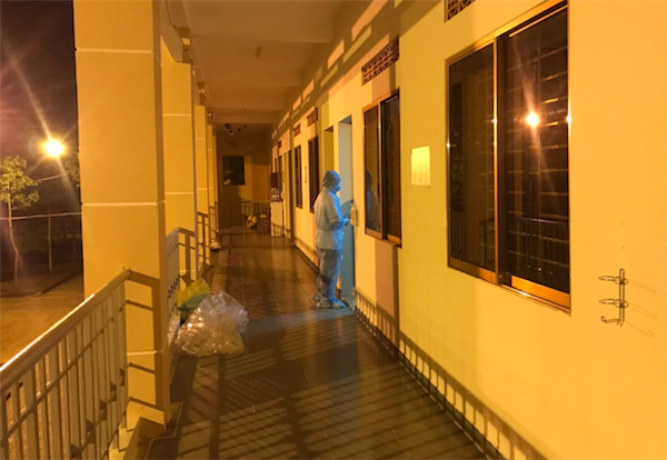 [Ảnh] Nhân viên y tế trực đêm chống dịch Covid-19 tại bệnh viện dã chiến TP Hồ Chí Minh - Ảnh 3