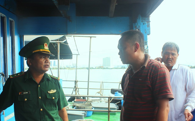 Đà Nẵng: Cứu nạn thành công tàu cá cùng 8 thuyền viên trôi dạt trên biển - Ảnh 1