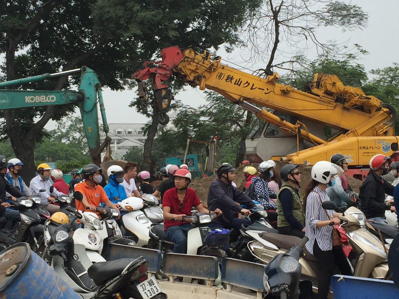 Hà Nội: Ùn tắc giao thông trên đường Nghi Tàm trong ngày làm việc cuối tuần - Ảnh 5