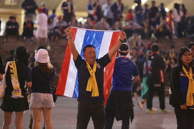 [Ảnh] CĐV Thái Lan đốt pháo sáng ngoài sân Mỹ Đình, an ninh thắt chặt trước trận đấu - Ảnh 8