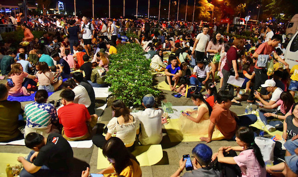 TP Hồ Chí Minh: Người dân xuống đường đón năm mới Canh Tý 2020 - Ảnh 4