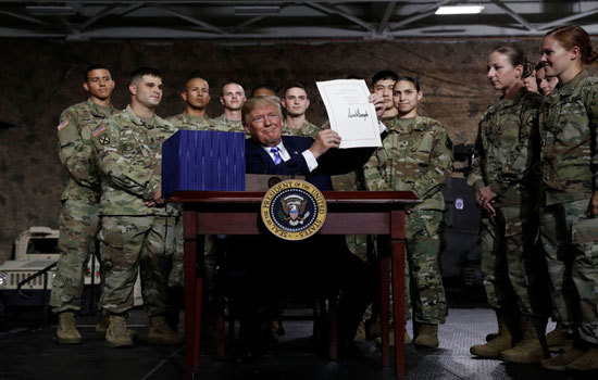 Tổng thống Trump ký phê chuẩn dự luật quốc phòng 716 tỷ USD, nới lỏng kiểm soát với ZTE - Ảnh 1