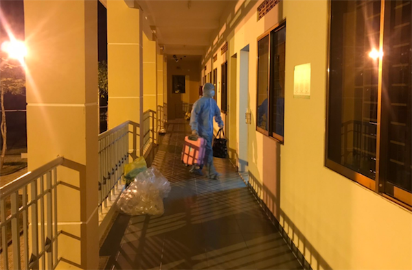 [Ảnh] Nhân viên y tế trực đêm chống dịch Covid-19 tại bệnh viện dã chiến TP Hồ Chí Minh - Ảnh 7