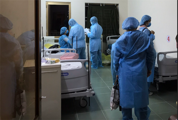 [Ảnh] Nhân viên y tế trực đêm chống dịch Covid-19 tại bệnh viện dã chiến TP Hồ Chí Minh - Ảnh 8