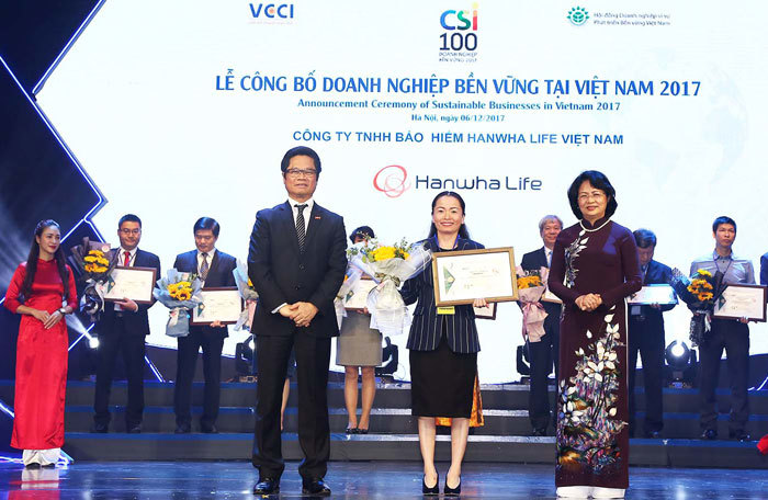 Hanwha Life Việt Nam được vinh danh trong 10 doanh nghiệp phát triển bền vững năm 2017 - Ảnh 1
