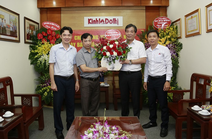 Kỷ niệm 94 năm Ngày Báo chí cách mạng Việt Nam: Những lẵng hoa tươi thắm gửi tới báo Kinh tế & Đô thị - Ảnh 8