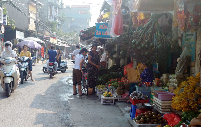 Phường Đại Kim, quận Hoàng Mai: Xe cộ, hàng quán đua nhau chiếm dụng lòng đường vỉa hè - Ảnh 3