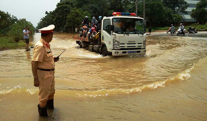 CSGT ứng trực đưa người dân qua khu vực ngập nước - Ảnh 2