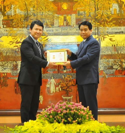 Chủ tịch Nguyễn Đức Chung trao tặng Huy hiệu “Vì sự nghiệp xây dựng Thủ đô” cho ông Katsuro Nagai - Ảnh 1