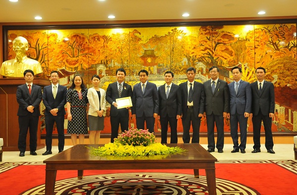 Chủ tịch Nguyễn Đức Chung trao tặng Huy hiệu “Vì sự nghiệp xây dựng Thủ đô” cho ông Katsuro Nagai - Ảnh 2