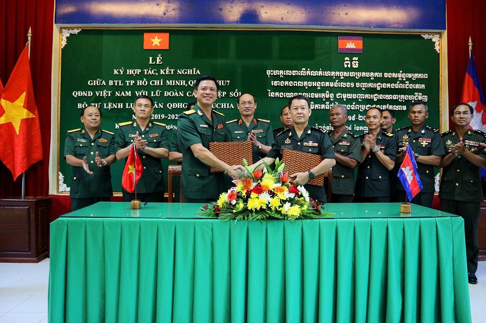 Bộ Tư lệnh TP Hồ Chí Minh hợp tác với Lữ đoàn can thiệp số 1 Quân đội Hoàng gia Campuchia - Ảnh 1