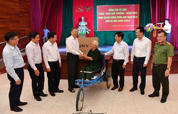 Ban lãnh đạo Vietcombank tham gia đoàn công tác thăm và tặng quà các đồng chí thương binh - Ảnh 2