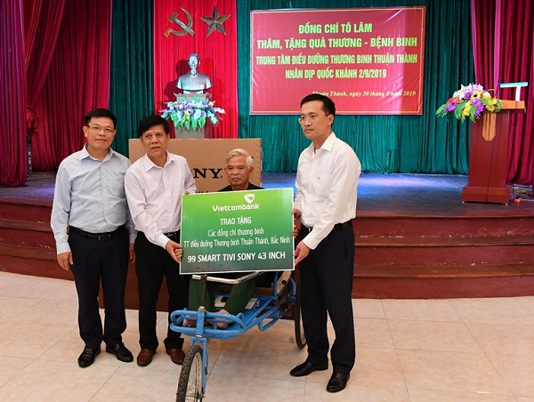 Ban lãnh đạo Vietcombank tham gia đoàn công tác thăm và tặng quà các đồng chí thương binh - Ảnh 3