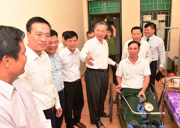 Ban lãnh đạo Vietcombank tham gia đoàn công tác thăm và tặng quà các đồng chí thương binh - Ảnh 4
