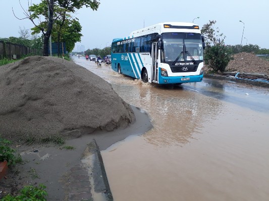 Đường gom Đại lộ Thăng Long lại ngập trong bùn đất - Ảnh 5