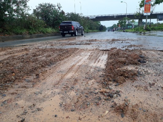 Đường gom Đại lộ Thăng Long lại ngập trong bùn đất - Ảnh 2