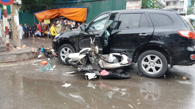 Hà Nội: 1 phụ nữ đã tử vong trong vụ tai nạn liên hoàn trên phố Phương Mai - Ảnh 1