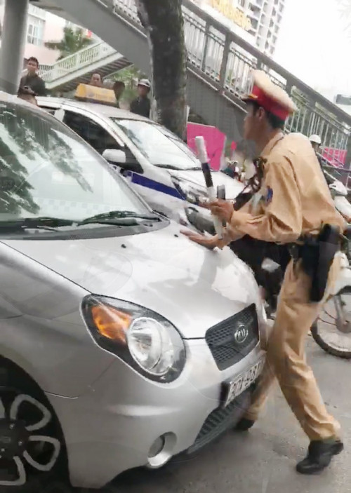 Làm rõ vụ nữ tài xế điều khiển ô tô “ủn” cảnh sát giao thông - Ảnh 1