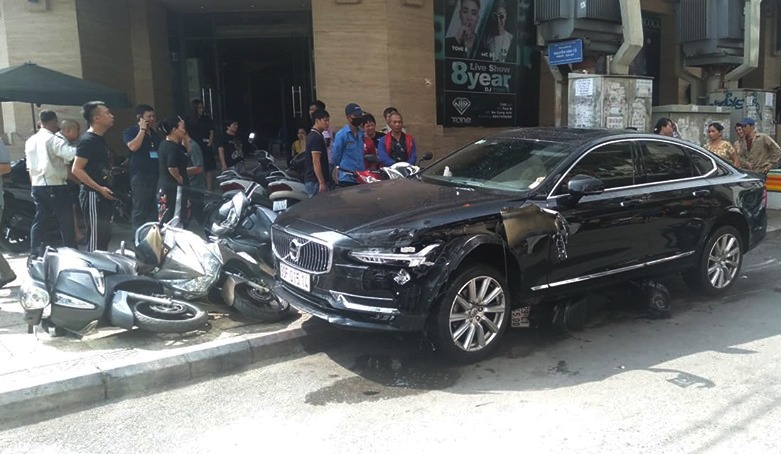 Hà Nội: Ô tô hạng sang Volvo kéo lê xe máy trên phố, 1 người bị thương - Ảnh 1