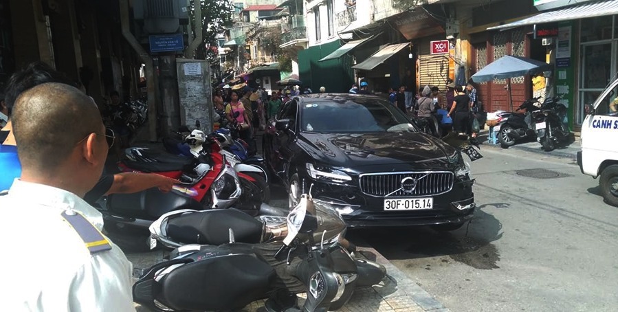 Hà Nội: Ô tô hạng sang Volvo kéo lê xe máy trên phố, 1 người bị thương - Ảnh 2